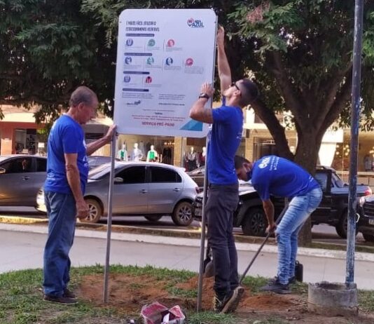 Placas informativas sobre o estacionamento rotativo em Itaperuna são instaladas na área central
