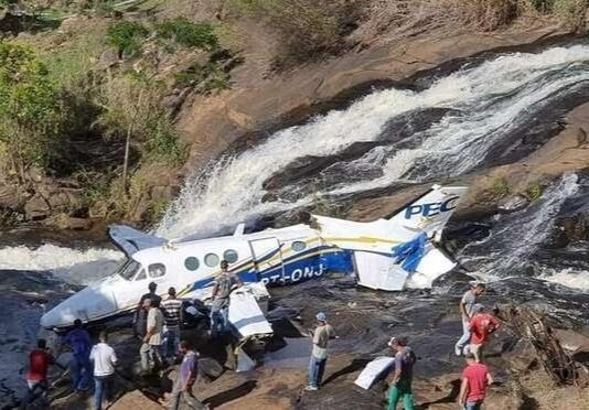 Cantora Marília Mendonça morre em queda de avião em Minas Gerais