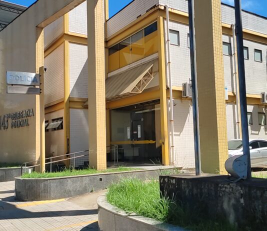 Mulher coloca fogo no corpo do esposo em Itaperuna