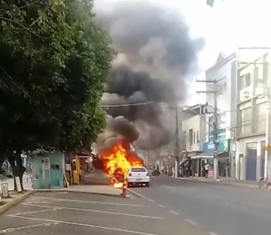 Automóvel pega fogo no centro de Itaperuna