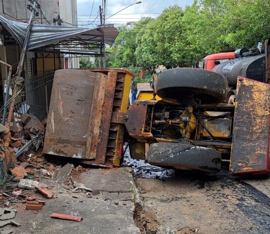 Rolo compactador desgovernado atinge residências em Itaperuna