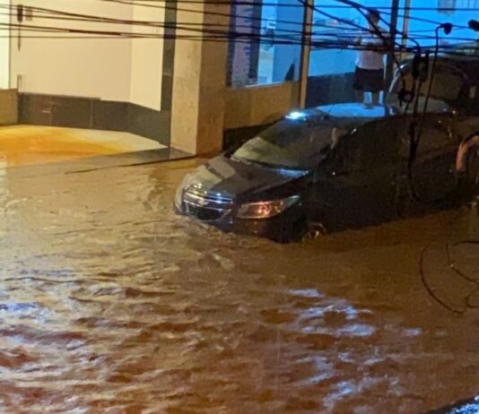 Vídeos: Chuva forte deixa Itaperuna mais uma vez submersa nesta quarta-feira (02/02)