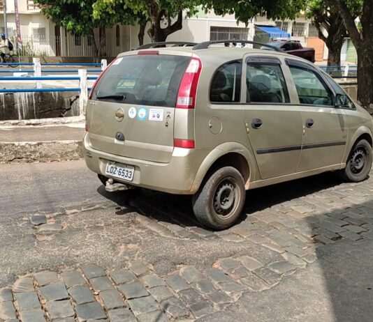 Buracos na beira valão na Cehab danificam veículos em Itaperuna