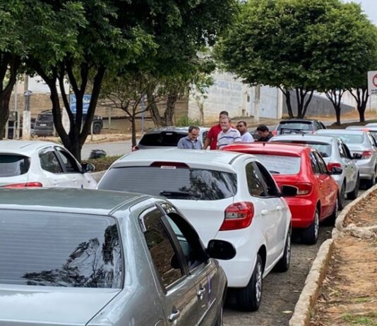 Taxistas e motoristas de aplicativo de Muriaé realizam vistoria obrigatória