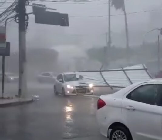 Chuva acompanhada de granizo e vento forte causa transtornos em Itaperuna