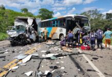 Acidente entre caminhão e ônibus deixa um morto e cerca de 23 feridos na BR-356