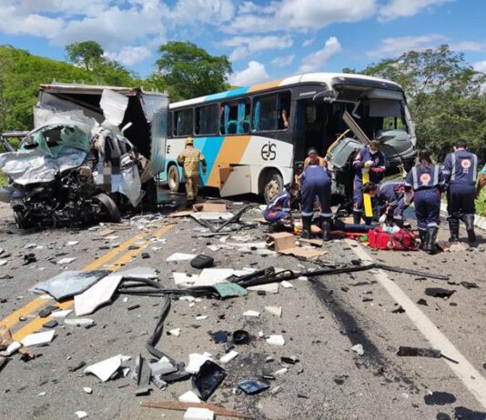 Acidente entre caminhão e ônibus deixa um morto e cerca de 23 feridos na BR-356