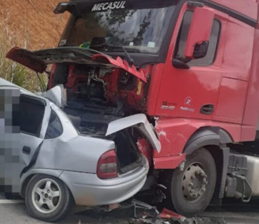 Colisão entre carro e carreta deixa motorista morto na RJ-186, em Santo Antônio de Pádua