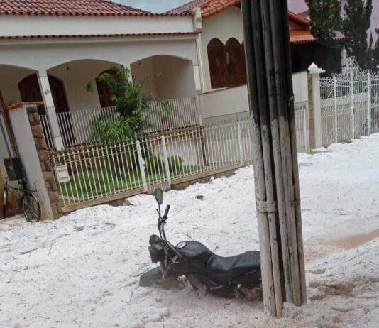 Tempestade de granizo forma cenários impressionantes na região de Muriaé e Zona da Mata de Minas Gerais