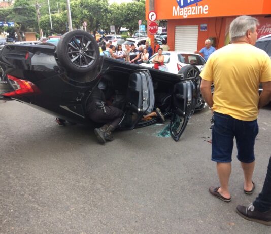 Motorista perde direção e bate em carro parado no Centro de Itaperuna