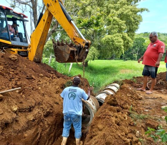 Secretaria de Agricultura de Itaperuna segue colocando manilhas em estradas da zona rural