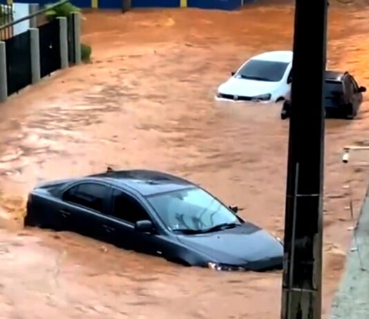 Chuva forte deixa Itaperuna submersa nesta terça-feira (13/12)