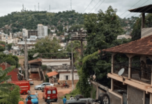Carro capota em Itaperuna e Corpo de Bombeiros é acionado