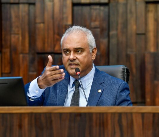 Governador sanciona lei que estende prazo para adequação de transporte escolar