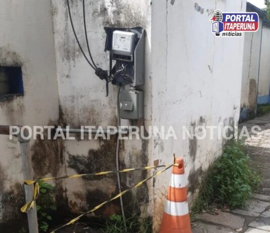 Medidor de energia da Enel quebrado leva perigo de eletrocussão de pedestres