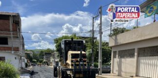 Prefeitura de Itaperuna asfalta mais uma via no bairro Cehab após retomar cronograma de asfaltamento