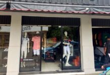 Porta de loja encontrada caída no centro de Itaperuna