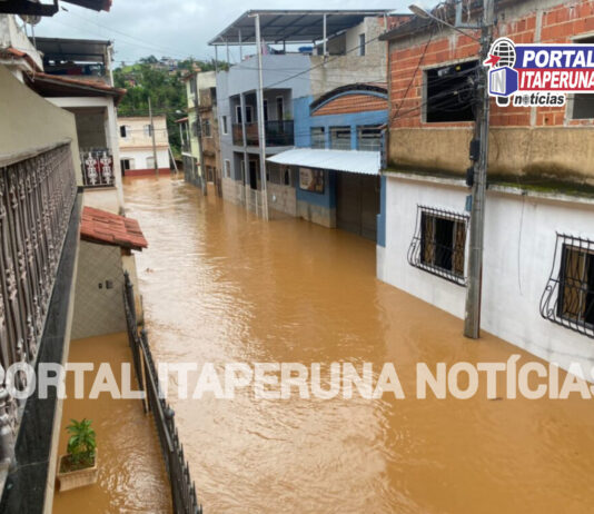 Rio já atinge ruas na cidade de Muriaé