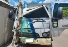 Caminhão bate e destrói poste de energia em Itaperuna