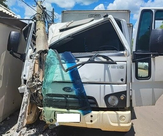 Caminhão bate e destrói poste de energia em Itaperuna