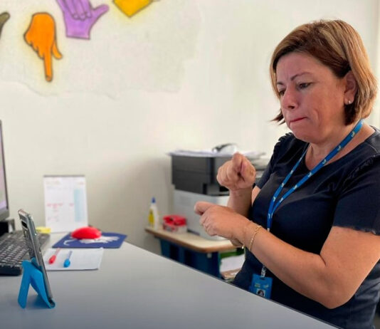 Central de Libras realiza atendimentos por vídeo chamada em Itaperuna