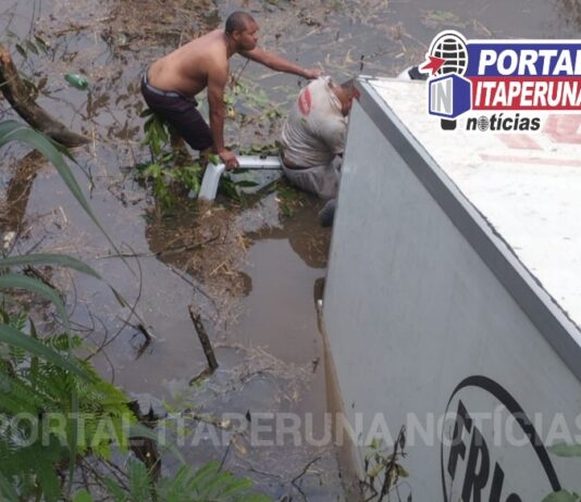 Caminhão despenca de ponte na BR-356 próximo do trevo de Raposo