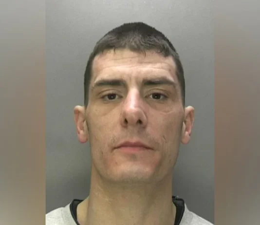 Homem que diz se sentir do sexo feminino entra em banheiro e abusa de mulher