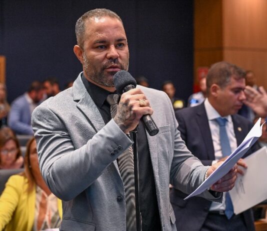 Deputado Filippe Poubel detona MC Pipokinha em defesa dos professores