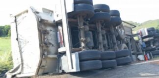 Caminhoneiro fica ferido em acidente na BR-356 entre Itaperuna e Italva