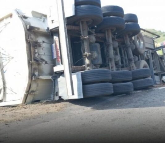 Caminhoneiro fica ferido em acidente na BR-356 entre Itaperuna e Italva