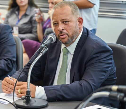 Deputado Guilherme Delaroli pede prazo indeterminado para laudo que diagnostica autismo