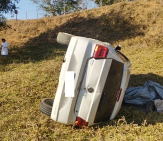 Motorista morre após capotamento na RJ-214, Raposo