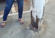 Poste danificado com risco iminente de queda no centro da cidade deixa comerciantes alarmados em Itaperuna