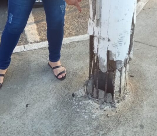 Poste danificado com risco iminente de queda no centro da cidade deixa comerciantes alarmados em Itaperuna