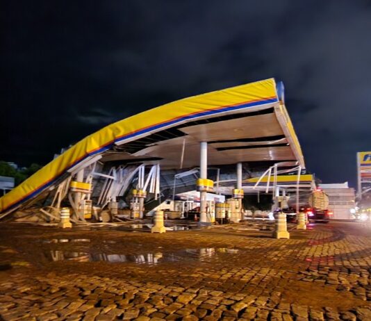 Em Itaperuna, chuva forte acompanhada de ventania, deixa rastro de destruição