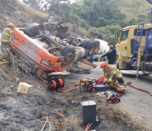 Caminhoneiro morre após carreta tombar na RJ-214, no Noroeste Fluminense