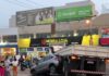 Carreta arrasta carro na rotatória da Cidade Nova em Itaperuna