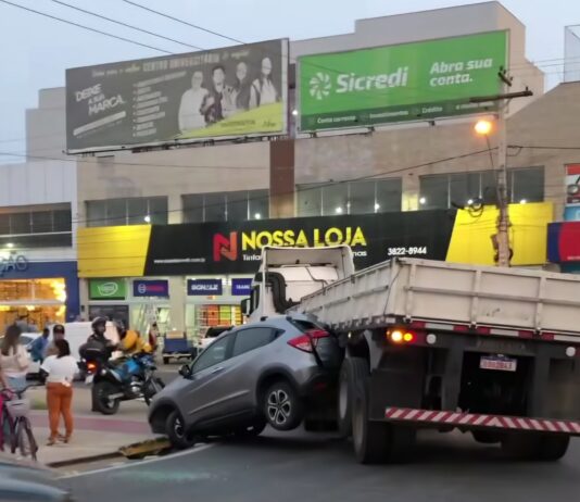 Carreta arrasta carro na rotatória da Cidade Nova em Itaperuna