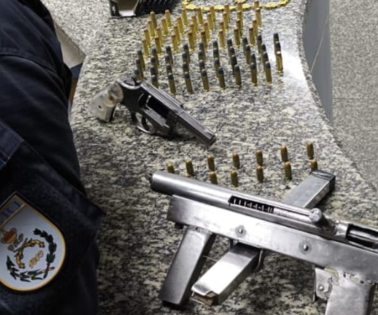 Operação em Itaperuna resulta em quatro prisões e apreensão de drogas e armas