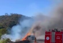 Caminhão tomba e pega fogo na RJ-186 em Santo Antônio de Pádua