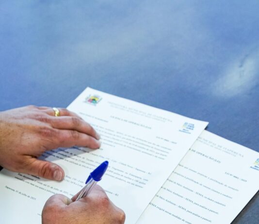 Prefeitura de Itaperuna entrega primeira licença ambiental emitida no município