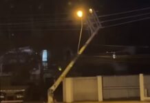 Caminhão atinge poste e deixa parte de Itaperuna sem energia