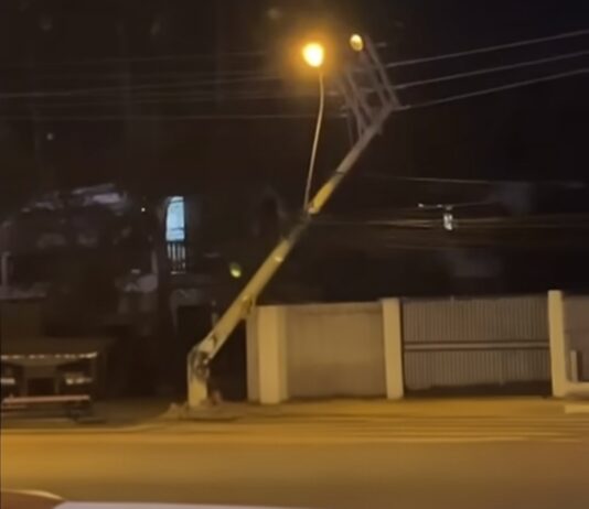 Caminhão atinge poste e deixa parte de Itaperuna sem energia