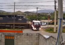 Acidente entre caminhão e trem em Vassouras (RJ) deixa feridos