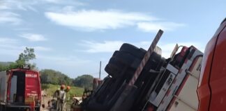 Grave acidente na RJ-220 resulta em feridos e na morte de um bebê