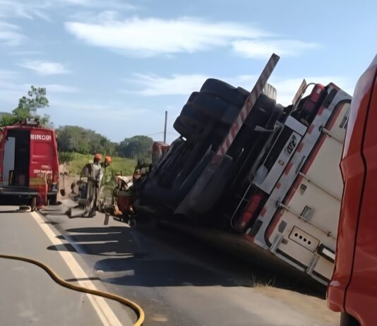 Grave acidente na RJ-220 resulta em feridos e na morte de um bebê