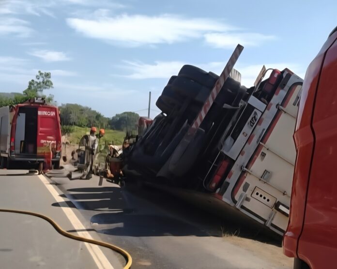 Acidente na RJ-220 resulta em feridos e bebê morto