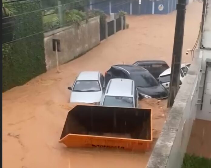 Chuva forte deixa Itaperuna submersa nesta segunda