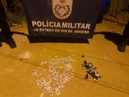 PM apreende 161 pedras de crack e 30 pinos de cocaína em Itaperuna