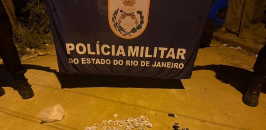 PM apreende 161 pedras de crack e 30 pinos de cocaína em Itaperuna